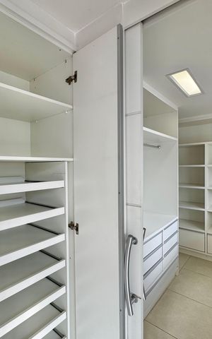Casa à venda com 300m², 5 quartos e 2 vagas Casa à venda com 300m², 5 quartos e 2 vagasCloset da suíte 1