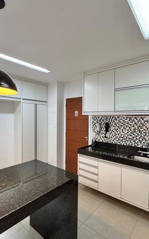 Casa à venda com 300m², 5 quartos e 2 vagas Casa à venda com 300m², 5 quartos e 2 vagasCozinha