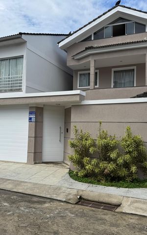 Casa à venda com 300m², 5 quartos e 2 vagas Casa à venda com 300m², 5 quartos e 2 vagasPlaca
