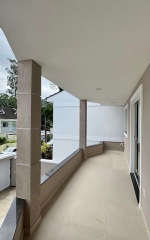 Casa à venda com 300m², 5 quartos e 2 vagas Casa à venda com 300m², 5 quartos e 2 vagasVaranda da Suíte 1