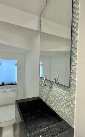 Casa à venda com 300m², 5 quartos e 2 vagas Casa à venda com 300m², 5 quartos e 2 vagasLavabo