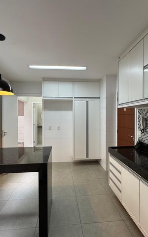 Casa à venda com 300m², 5 quartos e 2 vagas Casa à venda com 300m², 5 quartos e 2 vagasCozinha