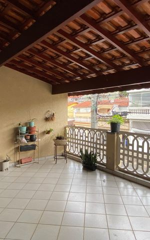 Casa à venda com 230m², 3 quartos e 3 vagasSuite Varanda
