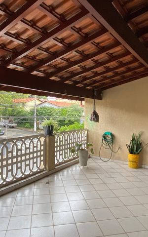 Casa à venda com 230m², 3 quartos e 3 vagasSuite Varanda