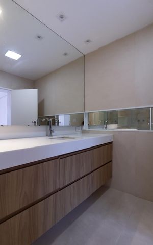 Apartamento para alugar com 220m², 3 quartos e 1 vaga Apartamento para alugar com 220m², 3 quartos e 1 vagaBanheiro da suíte