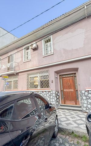 Casa à venda com 320m², 4 quartos e 1 vaga Casa à venda com 320m², 4 quartos e 1 vagaFachada