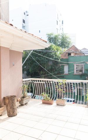 Casa à venda com 320m², 4 quartos e 1 vaga Casa à venda com 320m², 4 quartos e 1 vagaVaranda