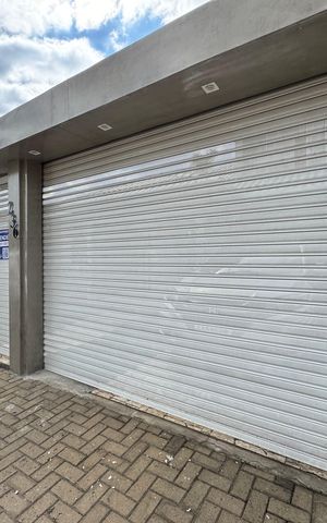 Casa à venda com 118m², 2 quartos e 2 vagas Casa à venda com 118m², 2 quartos e 2 vagasFachada