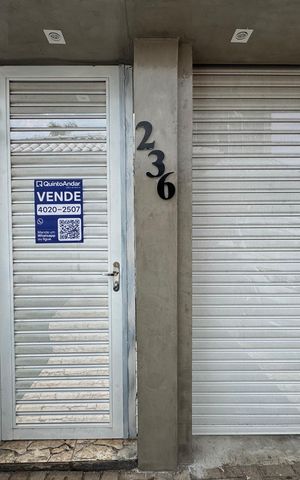 Casa à venda com 118m², 2 quartos e 2 vagas Casa à venda com 118m², 2 quartos e 2 vagasFachada