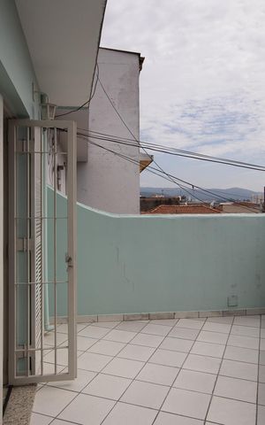 Casa à venda com 240m², 3 quartos e 2 vagas Casa à venda com 240m², 3 quartos e 2 vagasVaranda