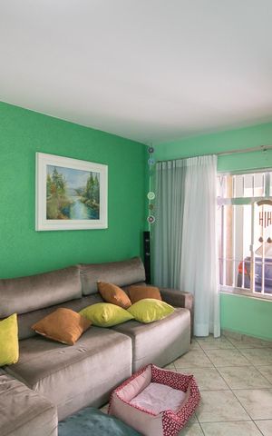 Casa à venda com 240m², 3 quartos e 2 vagas Casa à venda com 240m², 3 quartos e 2 vagasSala