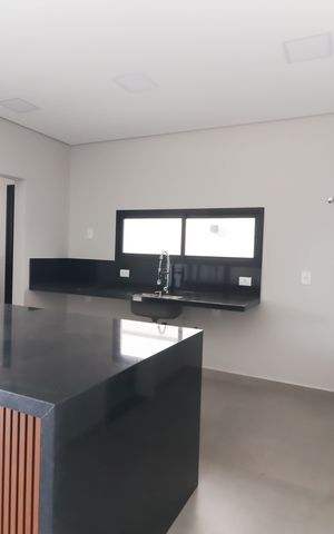 Casa à venda com 250m², 3 quartos e 3 vagas Casa à venda com 250m², 3 quartos e 3 vagasCozinha e Área de Serviço