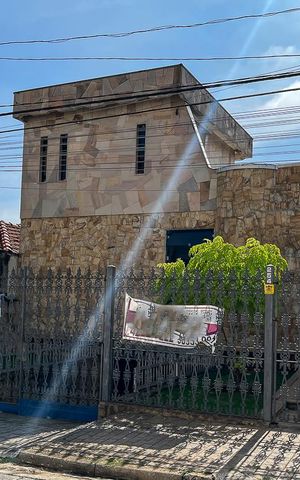 Casa à venda com 280m², 5 quartos e 3 vagasFachada 