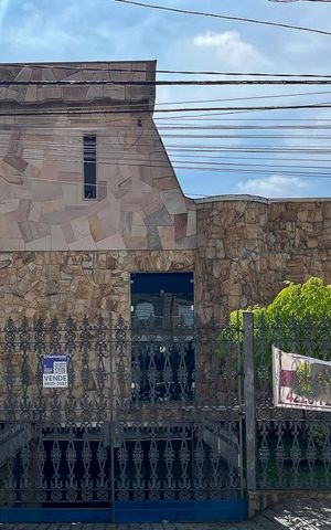 Casa à venda com 280m², 5 quartos e 3 vagasFachada 