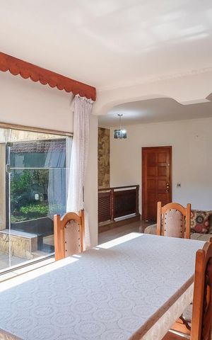 Casa à venda com 280m², 5 quartos e 3 vagasSala