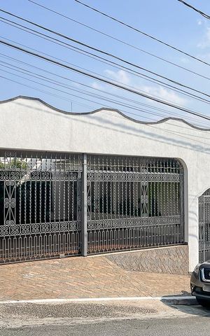 Casa à venda com 453m², 4 quartos e 3 vagasFachada + plaquinha