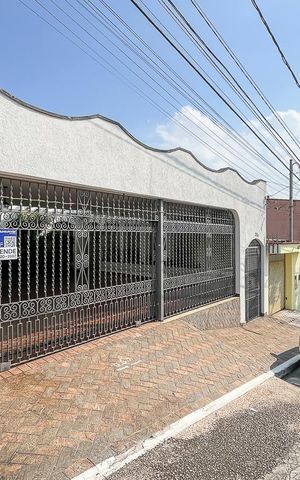 Casa à venda com 453m², 4 quartos e 3 vagasFachada + plaquinha