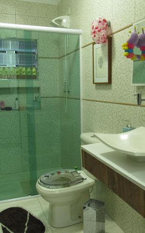 Casa à venda com 242m², 4 quartos e 4 vagasBanheiro 2