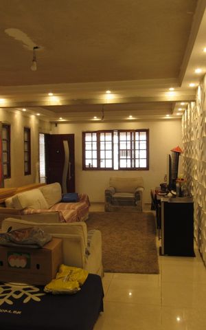Casa à venda com 242m², 4 quartos e 4 vagasSala