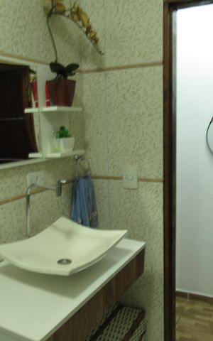 Casa à venda com 242m², 4 quartos e 4 vagasBanheiro 2