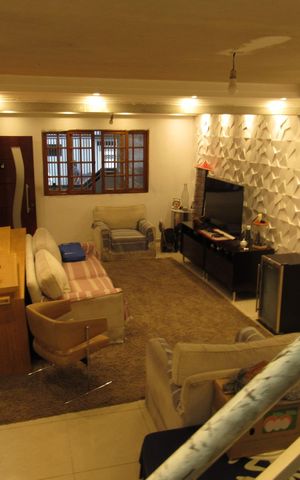 Casa à venda com 242m², 4 quartos e 4 vagasSala