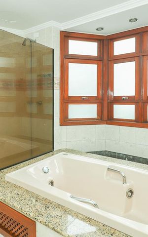 Apartamento à venda com 237m², 3 quartos e 2 vagasBanheiro da Suíte