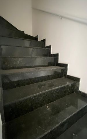 Apartamento à venda com 102m², 2 quartos e 1 vaga Apartamento à venda com 102m², 2 quartos e 1 vagaEscada