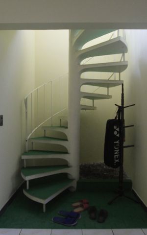Casa à venda com 200m², 3 quartos e 2 vagasEscada
