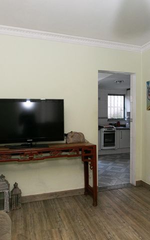 Casa à venda com 110m², 4 quartos e 2 vagas Casa à venda com 110m², 4 quartos e 2 vagasSala