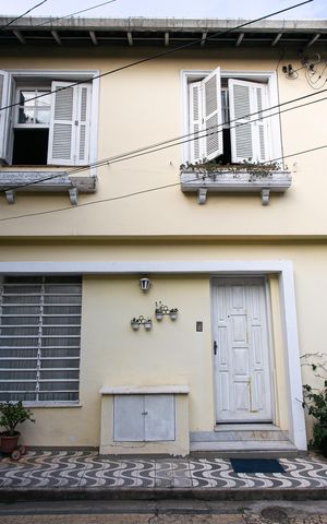 Casa à venda com 110m², 4 quartos e 2 vagas Casa à venda com 110m², 4 quartos e 2 vagasFachada