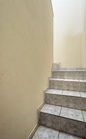 Casa de condomínio à venda com 300m², 4 quartos e 3 vagas Casa de condomínio à venda com 300m², 4 quartos e 3 vagasEscada