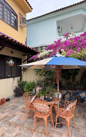 Casa de condomínio à venda com 300m², 4 quartos e 3 vagas Casa de condomínio à venda com 300m², 4 quartos e 3 vagasÁrea externa