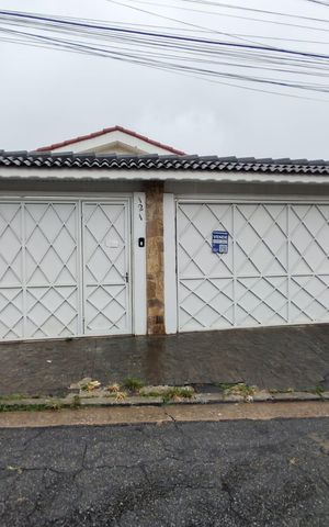 Casa à venda com 330m², 3 quartos e 5 vagasFachada