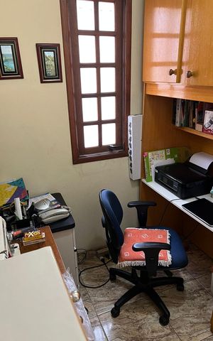 Casa à venda com 183m², 3 quartos e 2 vagas Casa à venda com 183m², 3 quartos e 2 vagasEscritório