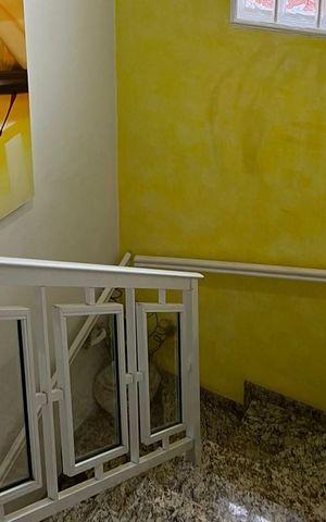 Casa à venda com 183m², 3 quartos e 2 vagas Casa à venda com 183m², 3 quartos e 2 vagasEscada
