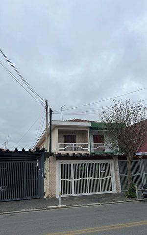 Casa à venda com 183m², 3 quartos e 2 vagas Casa à venda com 183m², 3 quartos e 2 vagasFachada