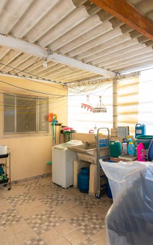 Casa à venda com 175m², 4 quartos e 2 vagas Casa à venda com 175m², 4 quartos e 2 vagasCasa 3 - Área de serviço