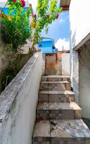 Casa à venda com 175m², 4 quartos e 2 vagas Casa à venda com 175m², 4 quartos e 2 vagasEscada