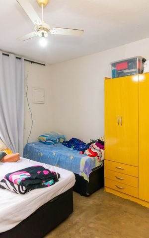 Casa à venda com 175m², 4 quartos e 2 vagas Casa à venda com 175m², 4 quartos e 2 vagasQuarto