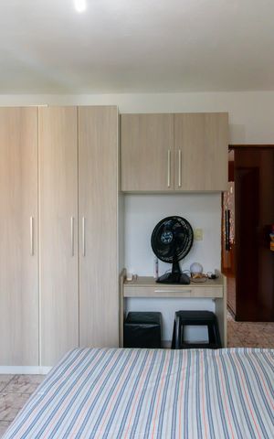 Casa à venda com 175m², 4 quartos e 2 vagas Casa à venda com 175m², 4 quartos e 2 vagasCasa 3 - Quarto 1