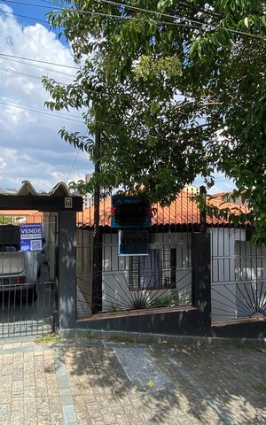 Casa à venda com 426m², 8 quartos e 2 vagas Casa à venda com 426m², 8 quartos e 2 vagasFachada