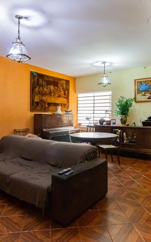 Casa à venda com 180m², 5 quartos e 2 vagas Casa à venda com 180m², 5 quartos e 2 vagasSala