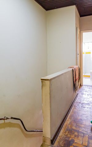 Casa à venda com 180m², 5 quartos e 2 vagas Casa à venda com 180m², 5 quartos e 2 vagasCorredor