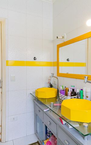 Casa à venda com 180m², 5 quartos e 2 vagas Casa à venda com 180m², 5 quartos e 2 vagasBanheiro