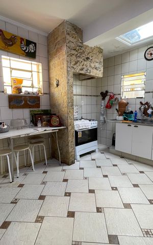 Casa à venda com 250m², 5 quartos e 2 vagas Casa à venda com 250m², 5 quartos e 2 vagasCozinha