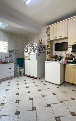 Casa à venda com 250m², 5 quartos e 2 vagas Casa à venda com 250m², 5 quartos e 2 vagasCozinha