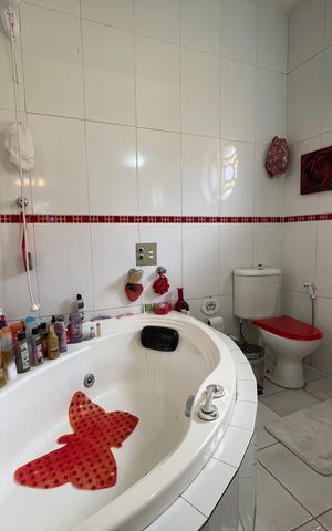 Casa à venda com 250m², 5 quartos e 2 vagas Casa à venda com 250m², 5 quartos e 2 vagasBanheiro da Suíte 3