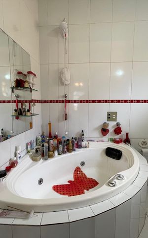 Casa à venda com 250m², 5 quartos e 2 vagas Casa à venda com 250m², 5 quartos e 2 vagasBanheiro da Suíte 3