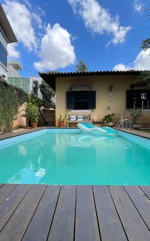 Casa à venda com 250m², 5 quartos e 2 vagas Casa à venda com 250m², 5 quartos e 2 vagasPiscina