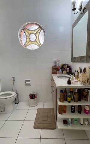 Casa à venda com 250m², 5 quartos e 2 vagas Casa à venda com 250m², 5 quartos e 2 vagasBanheiro Social